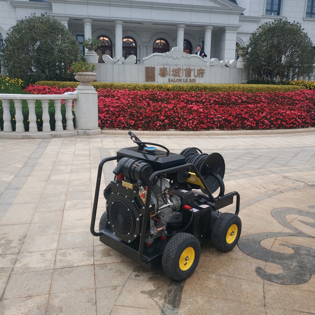 2018-12-14春城首府高壓管道疏通交機(jī)現(xiàn)場(chǎng),高壓管道疏通機(jī),柴油版管道疏通機(jī),車架式柴油管道疏通機(jī),云南昆明柴油車架式管道疏通機(jī),訂貨熱線13888085975 400-6919-880,寶來(lái)潔