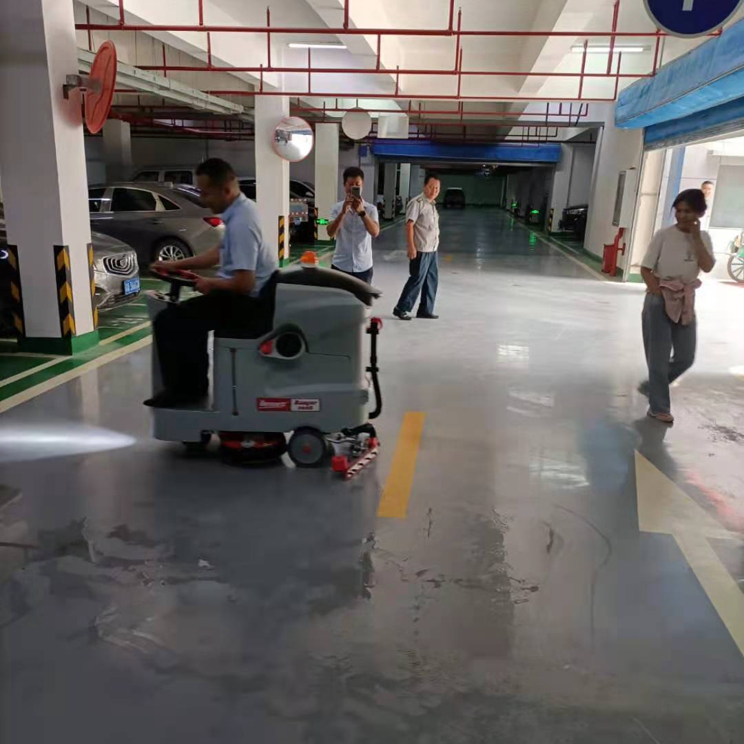 云南昆明寶來潔交機(jī)貝納特Ranger660b駕駛式洗地機(jī)交機(jī)培訓(xùn)正式服役于怒江小區(qū)地下車庫公區(qū)保潔