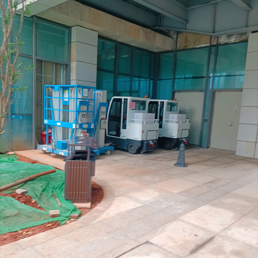 云南昆明寶來潔交機(jī)云南絮實升降平臺 駕駛式掃地車交機(jī)培訓(xùn)正式服役于滇中新區(qū)管委會日常清洗