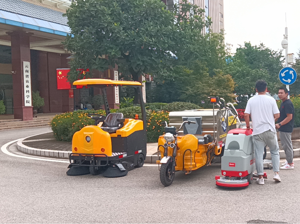 云南昆明寶來潔格美駕駛式掃地車S2A貝納特手推式洗地機(jī)S510B Basic絮實高壓沖洗車k11-2洗地盤正式服役云南省農(nóng)業(yè)科學(xué)院保潔