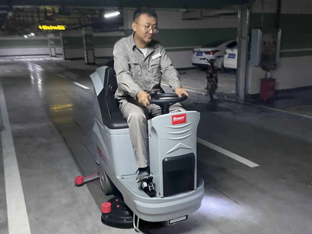 云南昆明寶來潔貝納特駕駛式洗地機Hussar860B正式服役于西雙版納地下停車場現(xiàn)場交機培訓(xùn)