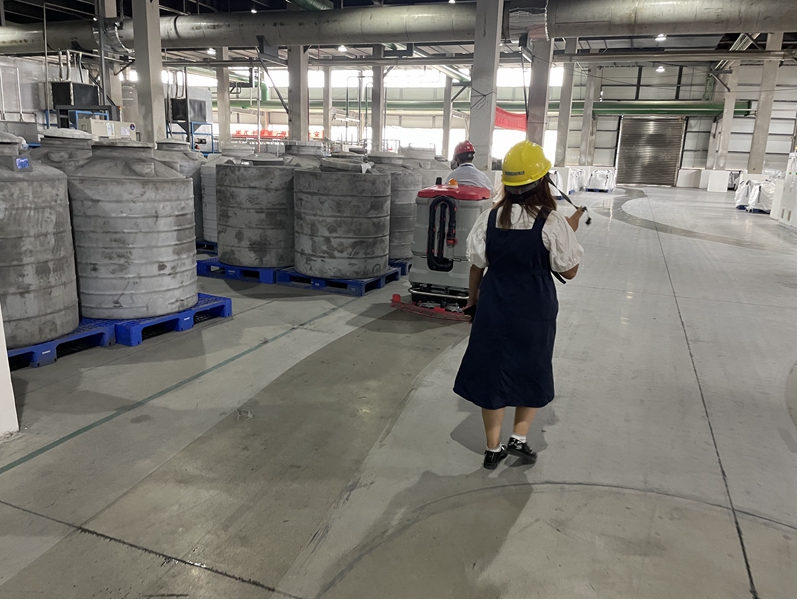 云南昆明寶來潔洗地機(jī)正式服役曲靖工廠使用貝納特駕駛式洗地機(jī)Hussar660B,大型駕駛洗地機(jī)P150現(xiàn)場(chǎng)交機(jī)培訓(xùn),成本低,效果好,省時(shí)省力