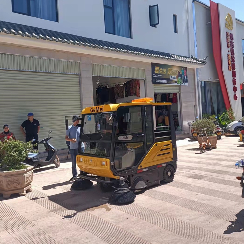 云南寶來潔格美駕駛式掃地車S10正式服役昆明通?？h納古鎮(zhèn)道路街到清掃清潔現(xiàn)場交機培訓