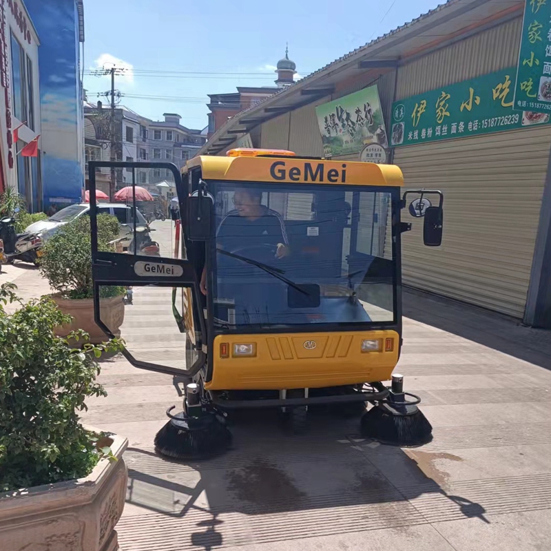 云南寶來潔格美駕駛式掃地車S10正式服役昆明通?？h納古鎮(zhèn)道路街到清掃清潔現(xiàn)場交機培訓