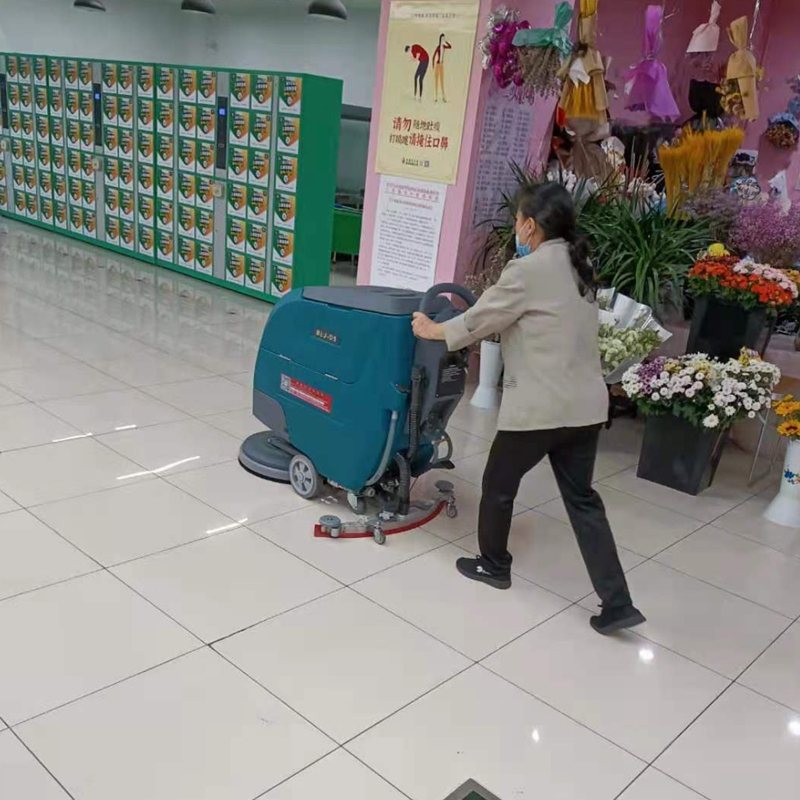 云南昆明寶來(lái)潔交機(jī)寶來(lái)潔D5手推式洗地機(jī)交機(jī)培訓(xùn)正式服役于曲靖超市保潔