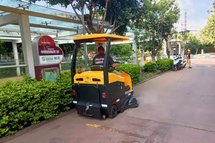 云南城市街道怎么快速清掃，市政環(huán)衛(wèi)選擇寶來(lái)潔S2A駕駛式電動(dòng)掃地車街道掃地機(jī)清掃路面