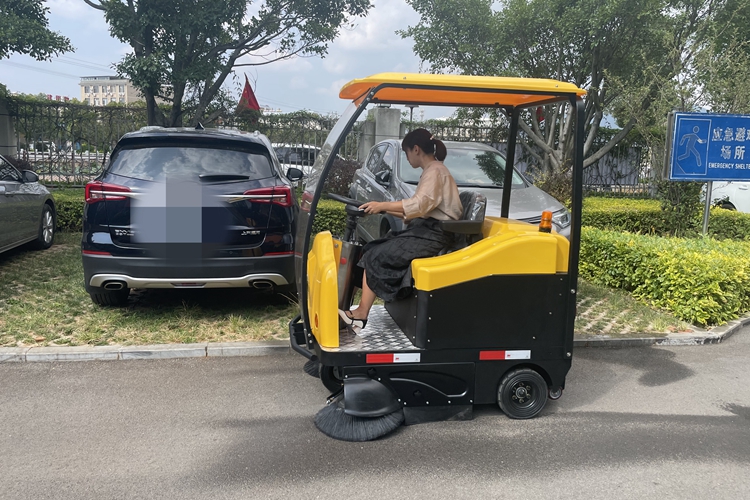 云南昆明寶來潔交機(jī)格美S2A駕駛式電動掃地車交機(jī)培訓(xùn)正式服役于云南事業(yè)單位街道柏油路公區(qū)清掃保潔
