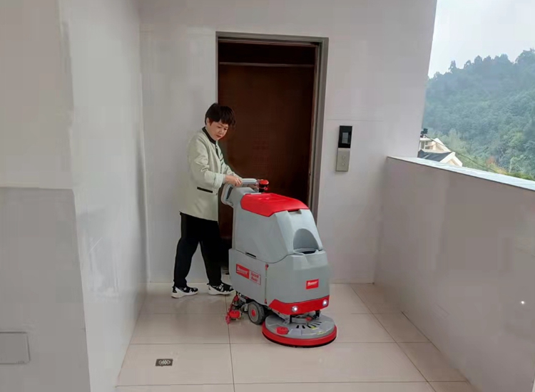 寶來(lái)潔全自動(dòng)手推式洗地機(jī)交機(jī)學(xué)校教學(xué)樓走廊圖書館瓷磚地面保潔
