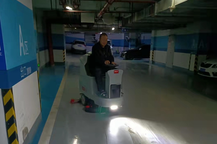 貝納特駕駛式洗地機(jī)H860B在停車場的使用需要注意什么？