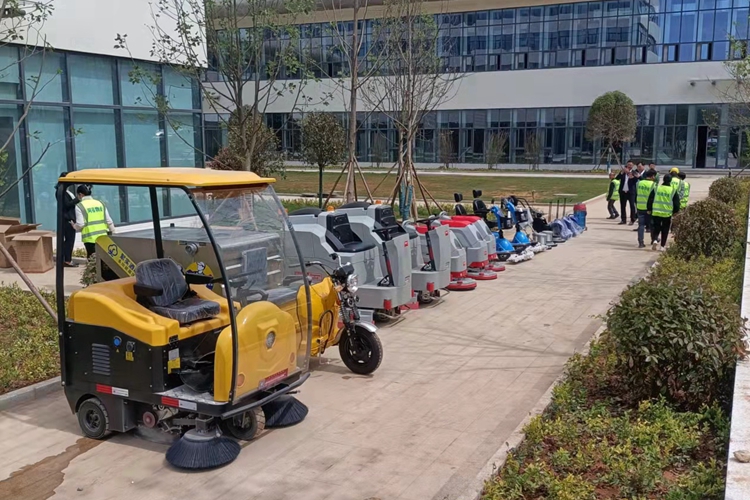 云南昆明寶來潔駕駛式電動(dòng)塵推車、鋰電池洗地機(jī)、駕駛式洗地機(jī)、駕駛式掃地車、車載三輪高壓沖洗車單擦機(jī)、拋光機(jī)入駐物業(yè)公司保潔