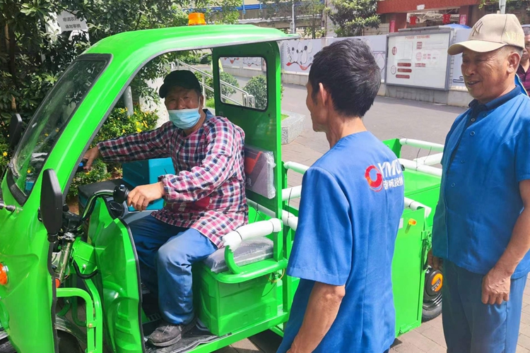 如何選擇鋰電池電動(dòng)駕駛式洗地機(jī)，三輪四桶保潔車？