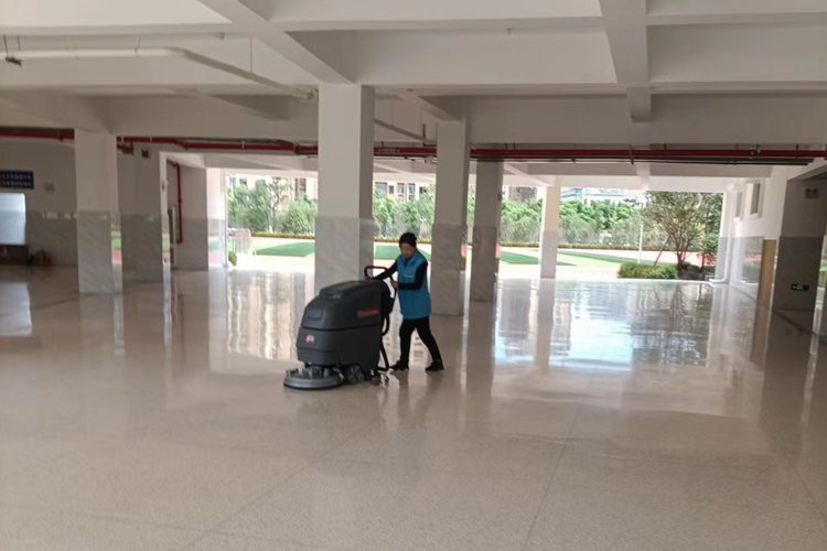 云南昆明寶來潔手推式洗地機KD510服務(wù)卓彩物業(yè)瓷磚地面交機培訓