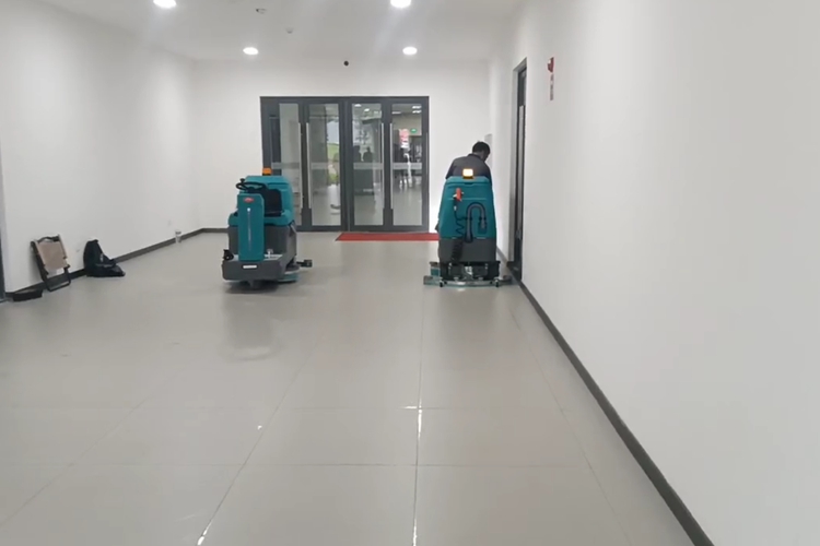 云南昆明寶來潔洗地機廠家睿聯(lián)小匠r-x760駕駛式洗地機交機大理大學(xué)保潔