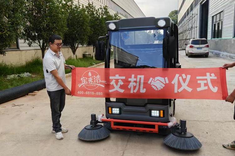 電動(dòng)掃地車在工廠和物流園的塵土清潔清掃工作中具有顯著優(yōu)勢(shì)