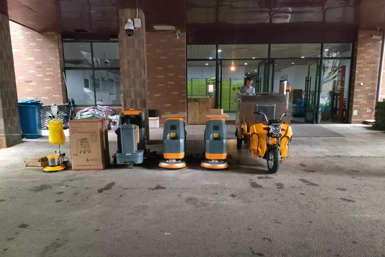 絮實(shí)（寶來(lái)潔）手推式駕駛式洗地機(jī)，三輪高壓清洗車，吸塵器，單擦機(jī)昆明同仁醫(yī)院交機(jī)案例