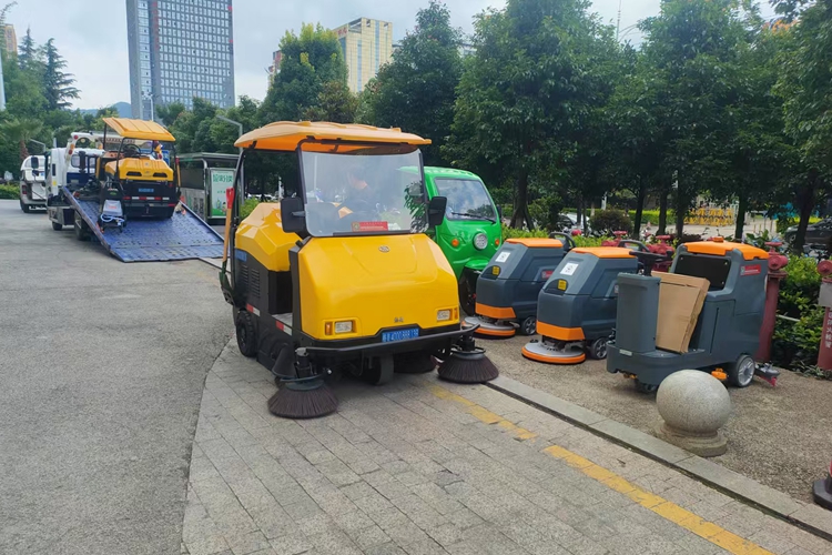 物業(yè)小區(qū)規(guī)模配置手推式洗地機(jī),駕駛式洗地,電動(dòng)掃地車,垃圾桶轉(zhuǎn)運(yùn)車—云南寶來潔清潔設(shè)備