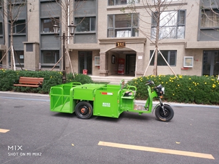 昆明騰潔保潔恒大云報(bào)華府240升4桶3輪清運(yùn)車交機(jī)現(xiàn)場