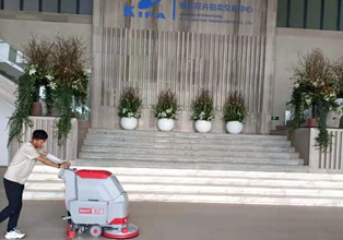云南昆明寶來潔交機(jī)貝納特S510手推式洗地機(jī)交機(jī)培訓(xùn)正式服役于國際花卉拍賣中心