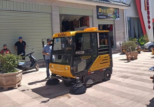 云南寶來(lái)潔格美駕駛式掃地車(chē)S10正式服役昆明通?？h納古鎮(zhèn)道路街到清掃清潔現(xiàn)場(chǎng)交機(jī)培訓(xùn)