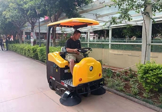云南城市街道怎么快速清掃，市政環(huán)衛(wèi)選擇寶來潔S2A駕駛式電動掃地車街道掃地機(jī)清掃路面