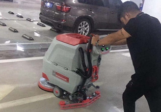 小區(qū)物業(yè)商業(yè)廣場地下停車場車庫如何選擇適合自己的洗地機(jī)?