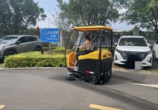 寶來潔交機(jī)格美S2A駕駛式電動掃地車交機(jī)培訓(xùn)正式服役于云南事業(yè)單位街道柏油路公區(qū)清掃保潔