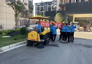 云南蒙自湖薈物業(yè)小區(qū)使用寶來潔駕駛式電動掃地車S2A清掃街道