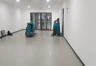 學(xué)校地面清潔選哪種洗地機(jī)？大理大學(xué)r-x760駕駛式洗地機(jī)交機(jī)項(xiàng)目
